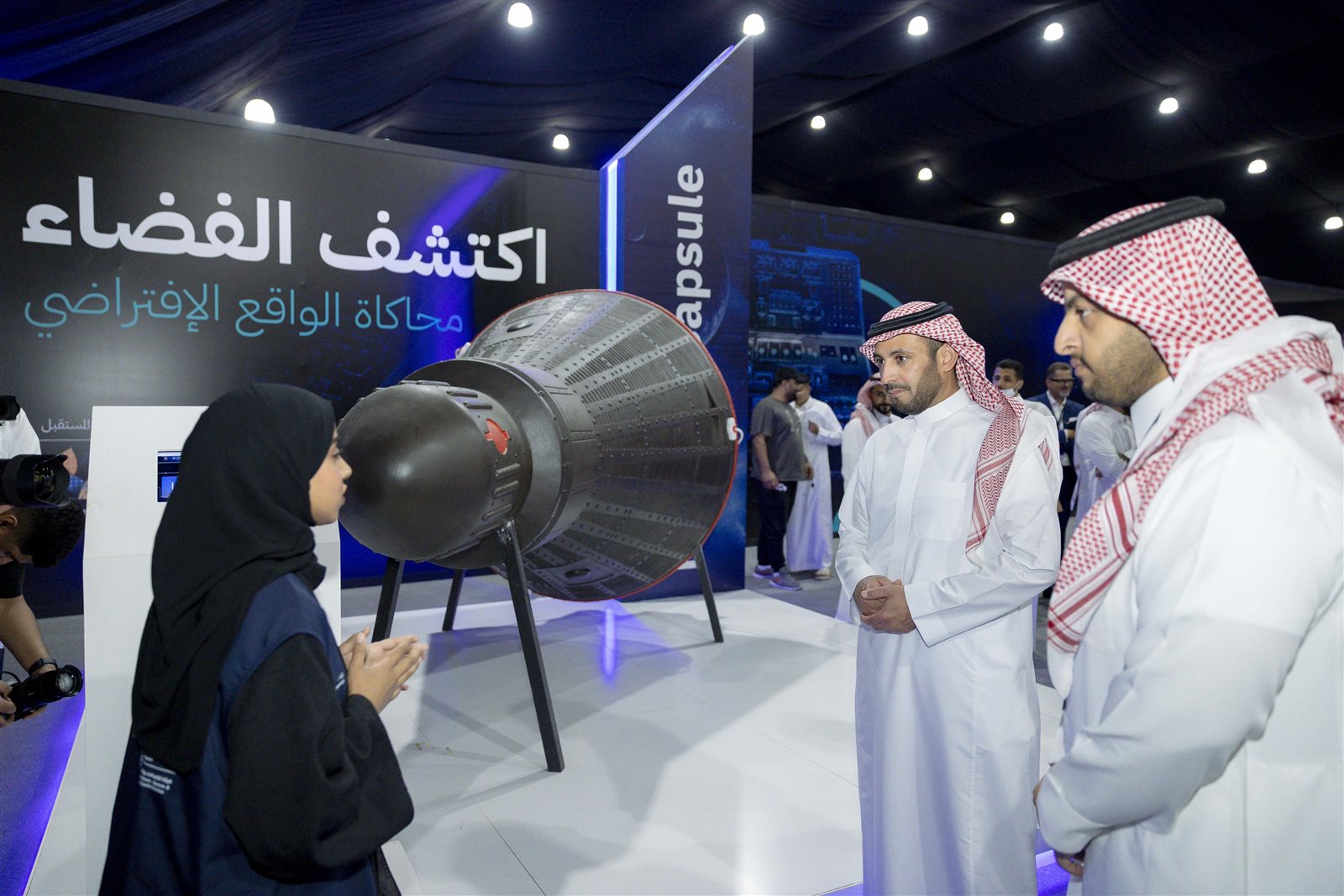 التميمي يزور معرض الفضاء في الرياض