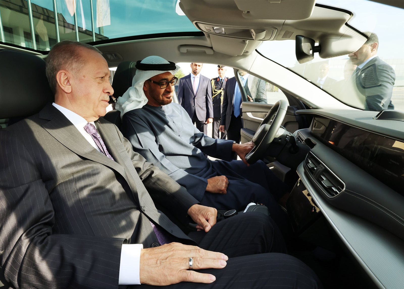 صورة فيها اردوغان ومحمد بن زايد يجربان سيارة توغ التركية