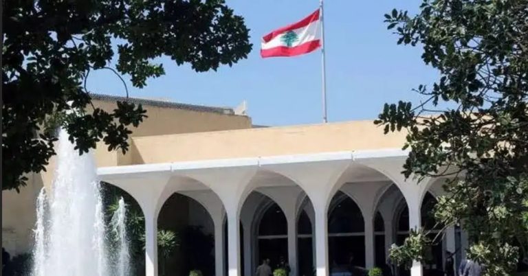 علم لبنان فوق مبنى رئاسة الجمهورية