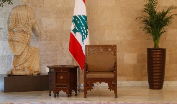علم لبنان بجانب كرسي