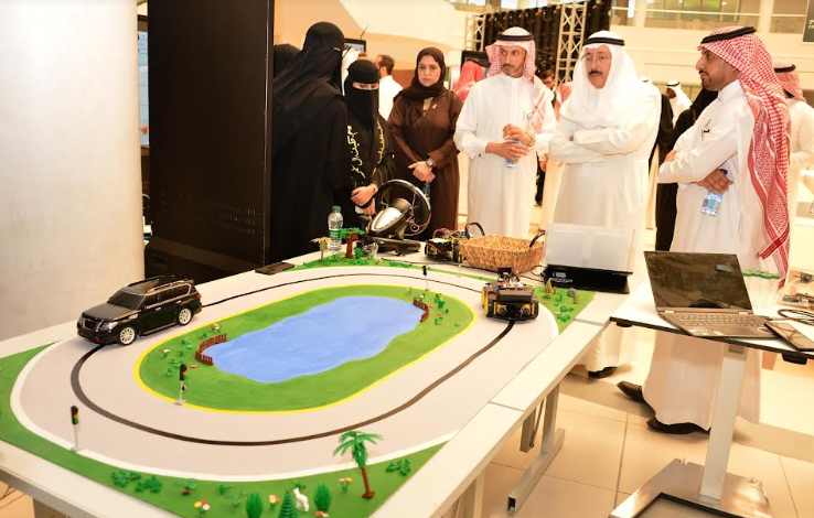 طالبات سعوديات يستعرضن مشروعهن