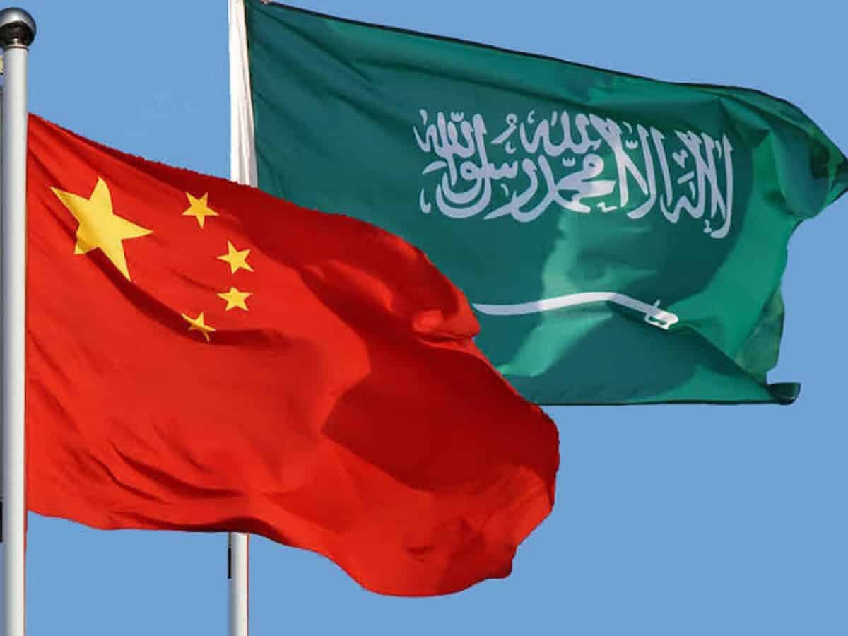 صورة فيها علم السعودية وعلم الصين