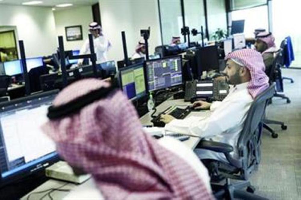 موظفون سعوديون في مكاتبهم أما اجهزة الكمبيوتر
