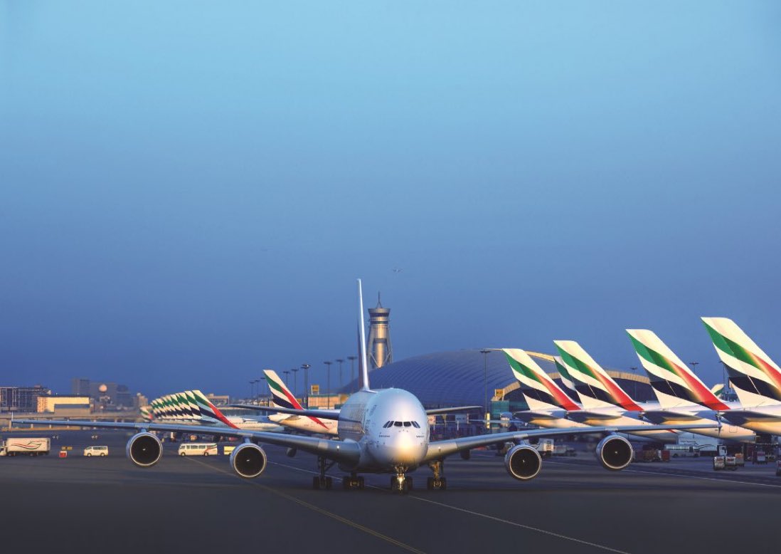 صورةةتظهر فيها طائرة على مدرج مطار دبي الدولي