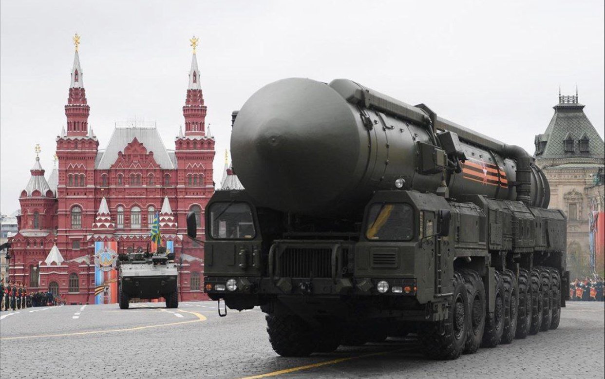 صاروخ سارمات خلال عرض في موسكو