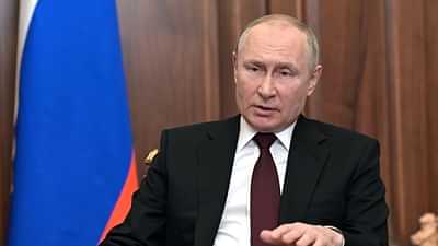 فلاديمير بوتين الرئيس الروسي وخلفه علم روسيا